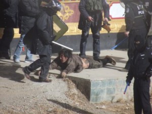 policia-china-golpeando-tibetanos