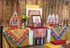 Altar budista con foto de Dalai Lama