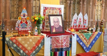 Altar budista con foto de Dalai Lama