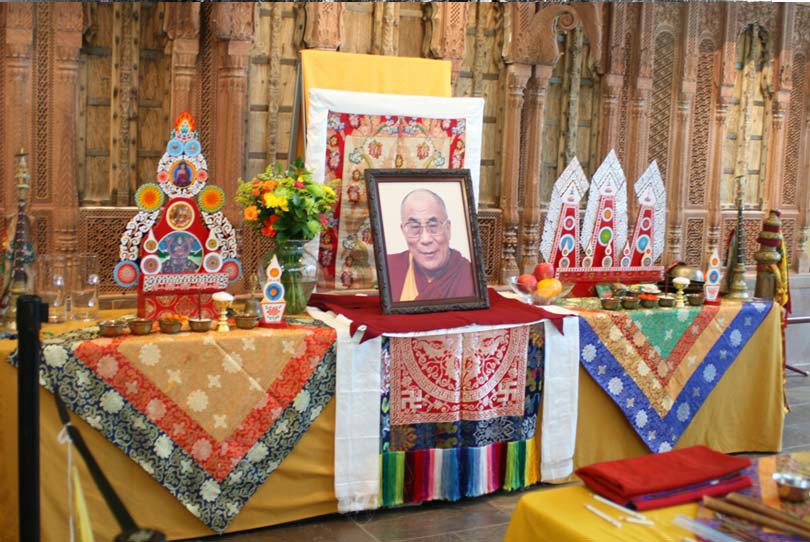 Altar budista con foto de Dalai Lama