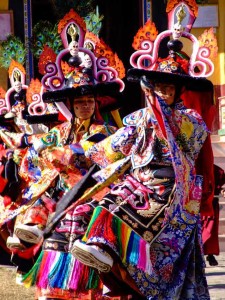 Bailarines-tibetanos-celebrando-Losar-en-Nepal