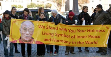 Bienvenida-Dalai-Lama-en-Roma_2014