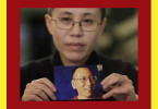 Liu Xia sosteniendo foto de su esposo Liu Xiaobo