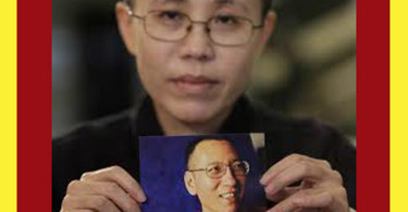 Liu Xia sosteniendo foto de su esposo Liu Xiaobo