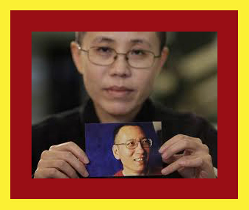 Liu Xia sosteniendo foto de su esposo Liu Xiaobo