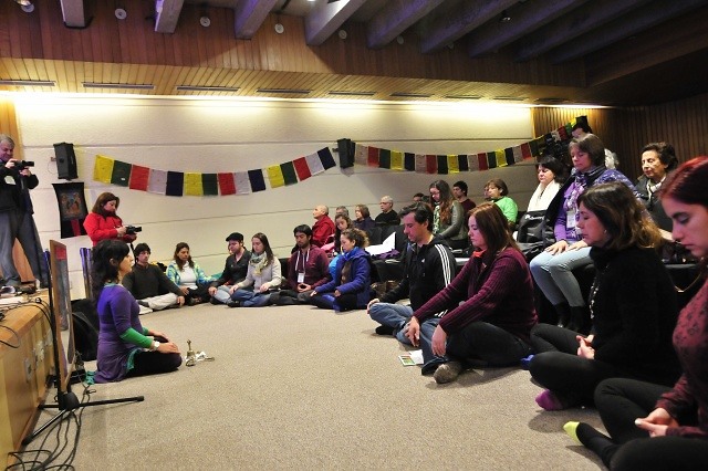 Meditacion en Celebracion 80Cumpleanos Dalai Lama por Amigos del Tibet Chile