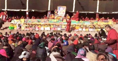 Tibetanos_oran_por_salud_dalai_lama