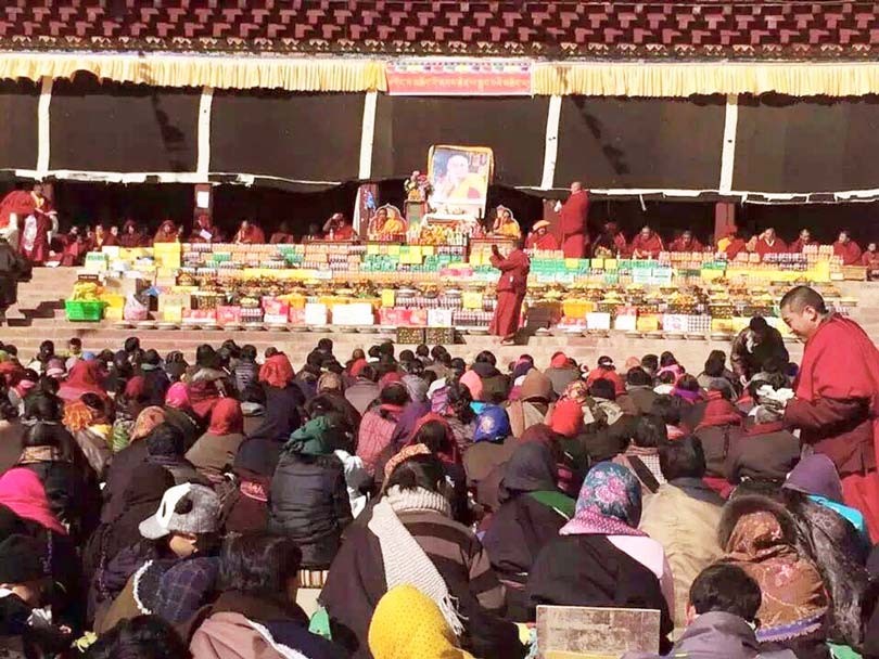 Tibetanos_oran_por_salud_dalai_lama
