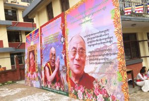Carteles_Cumpleanos_Dalai_Lama_Retirados_Nepal