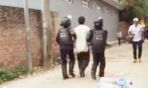 Tibetano siendo detenido por la policía de Nepal durante la celebración del cumpleaños N°81 del Dalai Lama en Katmandú.