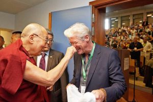 Dalai lama saluda a Richard Gere en septima Conferencia internacional de grupos de apoyo al tibet