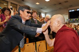 chen-guangcheng-toca-la-cara-del-dalai-lama-en-la-septima-conferencia-internacional-de-grupos-de-apoyo-al-tibet-Bruselas