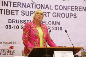 Claudia Roth durante su discurso de clausura en la septima conferencia internacional de grupos de apoyo al tibet