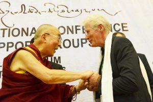 dalai-lama-saluda-a-richard-gere-conferencia-grupos-de-apoyo-al-tibet-bruselas