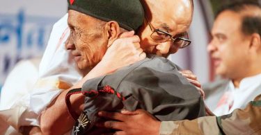 Dalai-Lama-y-reencuentro-con-guardia-Das
