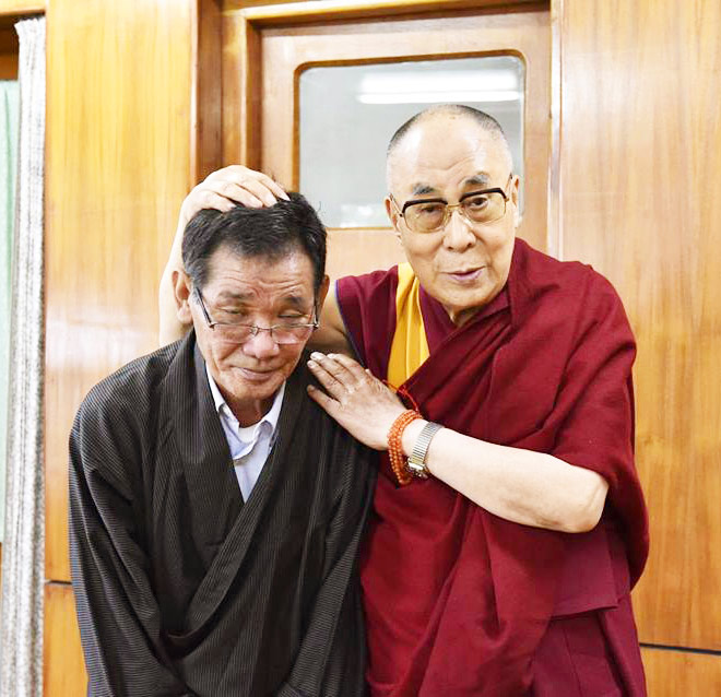 tsewang-phuntso-con-el-dalai-lama