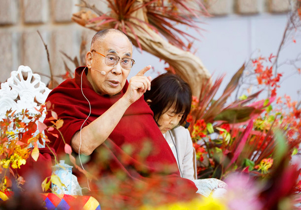 dalai lama ofreciendo charla en japon